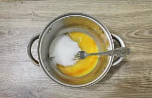 Pour the egg yolk into a saucepan, add sugar and stir well.