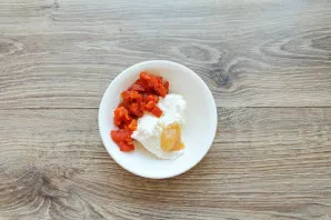 Place the ricotta, honey and chopped dried apricots in a bowl. Mix everything well.