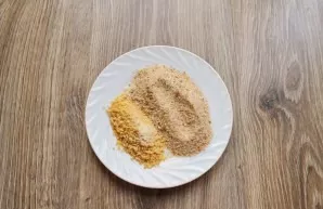 Put the cornflakes in a food processor and grind them. Mix breadcrumbs and ground cornflakes.