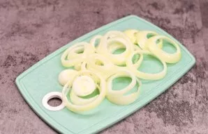 Peel the onions and rinse, then dry. Cut the onion into rings, then separate into separate rings.