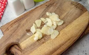 Peel the garlic and cut into thin slices.