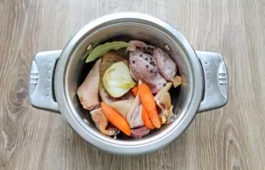 Cut the ears to make them open. Put the ears in a pot, add water and bring to a boil, cook for 5 minutes and drain the water. Next, add b...