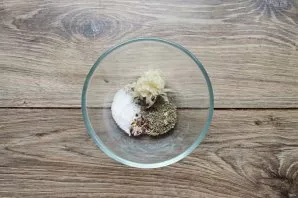 In a bowl, mix salt, pepper, Italian herbs and ground garlic.