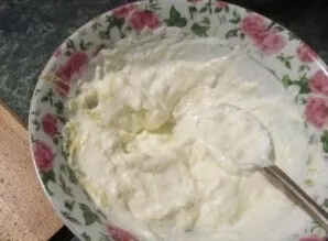 Finely grate the cheese and put in a bowl. Add sour cream and garlic, passed through a press, stir.