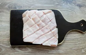 Wash the pork. Pat the pork dry with a paper towel and make incisions in the skin, making shallow cuts without reaching the meat.