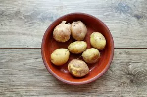 Wash the young potatoes well with a soft brush and cook in salted water until almost cooked, drain the water.