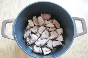 Pour the refined sunflower oil into the pot and fry the meat until light golden brown.