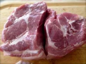 Rinse the pork and dry it. Cut into portions and put in a pan containing fat. Fry over high heat until golden brown.