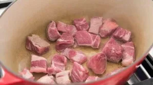 Heat a little vegetable oil. Add the diced pork.