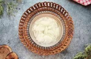 Peel the onions and cut into quarters and put in a bowl. Pour water, vinegar and leave for 15 minutes. Put the onion in a sieve and let t...