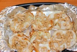 Fry a little over high heat and place in a baking dish. Put chopped onions and mushrooms on top.