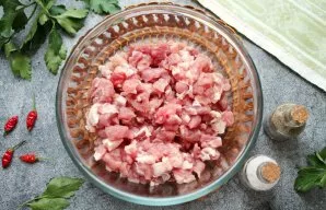 Cut the pork into small cubes and put in a bowl. Pieces of meat should be no more than one centimeter.