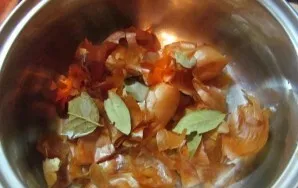 Wash the husk several times and dry it. For this it is convenient to use a colander. Put about half to the bottom of the pot. Put the bay...