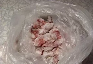 Pour the flour into a plastic bag and put meat sticks in it, now shake the bag a little so that the meat is covered with flour.