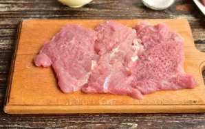 Wash the meat, cut it into a wider piece.