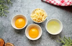 Divide the eggs into whites and yolks, put the yolks separately. Grate the cheese on a coarse grater.