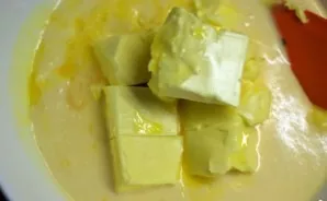 Add almost all the sour cream (leave 1 large spoon for meat), a teaspoon of salt and whisk. Then add flour and diced butter or margarine ...