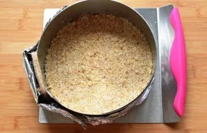 Spread the mixture in an even layer on the bottom of the spring cake shape, press it well with the bottom of the glass and put in the fre...