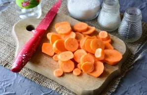 Peel the carrots and cut into circles of medium size.