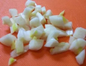 Peel the garlic and cut it into small cubes (can be squeezed through a press). If you wish, you can also add 1 onion, cut into thin half ...