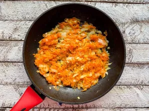 Peel onions and carrots and rinse under running water. Finely chop the onion, grate the carrots with a medium grater. In a well-heated pa...