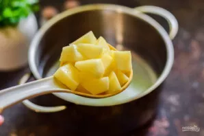 In a saucepan, boil 1.5 liters of clean water. Peel and wash the potatoes, cut into small cubes and put in a saucepan.