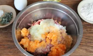 Put onions and carrots chopped through a meat grinder.