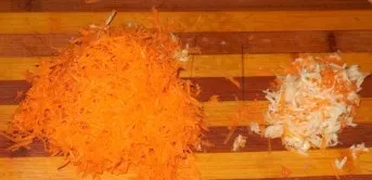 Grate the carrots and garlic.