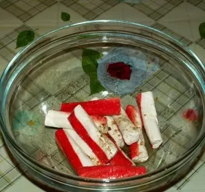 Put the crab sticks in a bowl, salt and pepper, sprinkle with the juice of half a lemon and leave for 15 minutes.