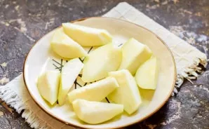 Wash and dry the pears, cut into slices. Remove the core from the pears.