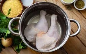 Pour water into the pot and put the chicken thighs together. Bring the water to a boil and strain, then add fresh water and cook for half...