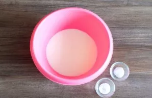 Pour kefir into a bowl, add salt, soda. Stir.