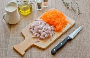 Peel the onions and carrots, wash the vegetables and dry them. Cut the onion into small cubes, grate the carrots on a fine grater.