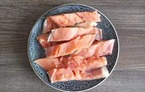Prepare the salmon. Cut into pieces and sprinkle with salt.
