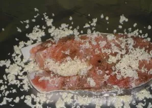 Then grate part of the cheese on the foil. Put steaks on it. On top to grate butter.