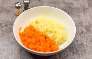 Grate potatoes and carrots on a fine grater.