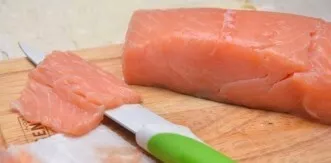 I cut the red fish into thin slices.