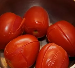 Let's start by making the sauce. We cut the tomatoes in the shape of a cross, put them in boiling water and hold them for 15-20 seconds. ...
