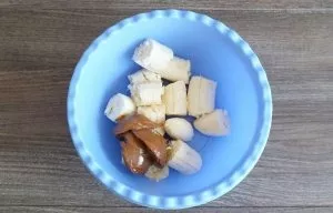 Peel the bananas, cut into pieces, put in a bowl. Add brownwood there too.