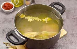 After the specified time, add bay leaf, salt, pepper to the broth.