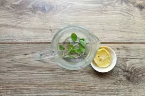 Put the sprigs of mint in a jug and squeeze the lemon juice.
