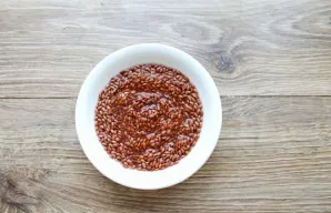 Pour flax seeds with cold, boiled water and leave for 12 hours.