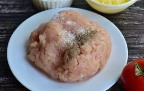 Add salt and ground pepper to the minced meat. Mix well.