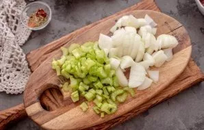 Peel the onion and cut it into cubes. Wash the celery, dry it and chop it finely. Heat the oil in a pan, add onion and celery and fry for...