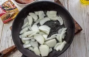 Heat the oil in a pan, add the onion chopped with thin feathers and fry for a couple of minutes.