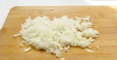 Finely chop the onion. If you took chicken fillet, then you need to make minced meat from it. I decided to use the already prepared mince.
