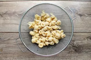 Boil the pasta in salted, boiling water until tender. Pour the pasta into a sieve and let the water drain completely.