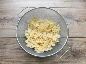 Bring the broth to a boil and add the pasta. Boil them until cooked and shake into a sieve.