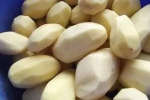 Peel and wash the potatoes, then cut into thin slices.