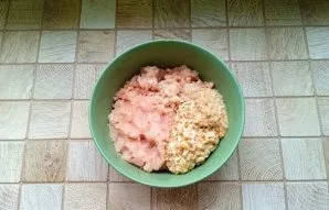 Pour the baguette with cold boiled water and press down after a few minutes. Peel the onion, wash it. Pass the baguette and onion through...